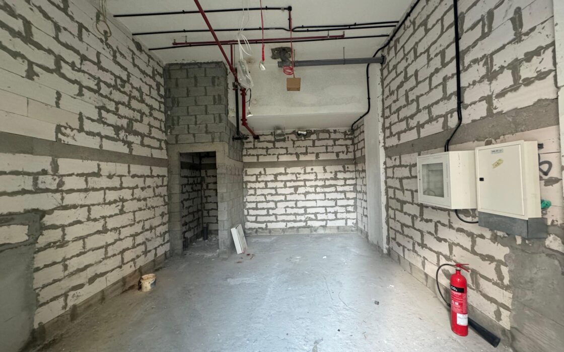 PRIME LOCATION || MAIN ROAD FACING || ACCESIBLE