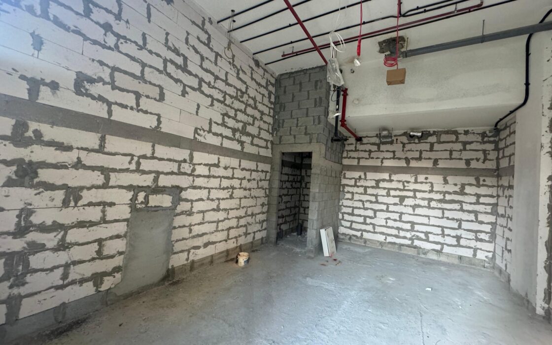 PRIME LOCATION || MAIN ROAD FACING || ACCESIBLE